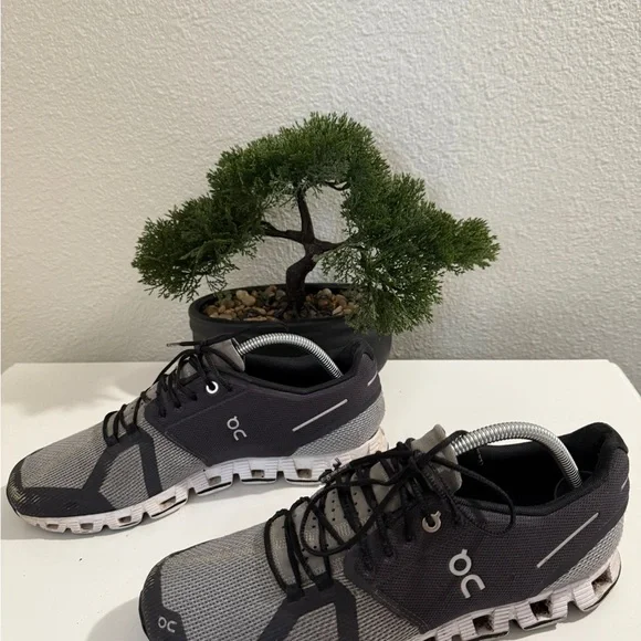 On cloud 5 Men's Black and White Athletic Shoes - Picture 7 of 10